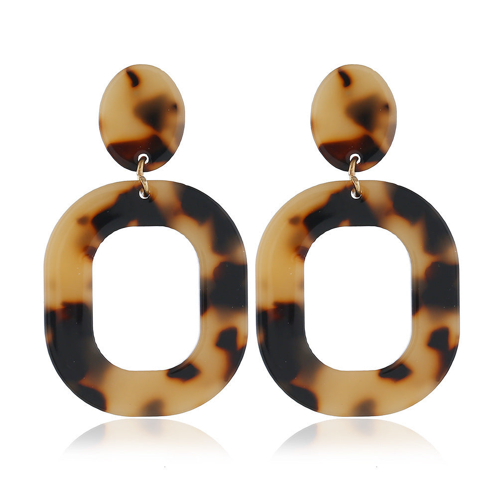 Los pendientes cuadrados de acetato son minimalistas. 