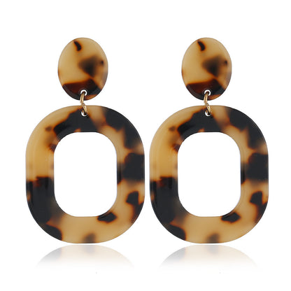 Los pendientes cuadrados de acetato son minimalistas. 
