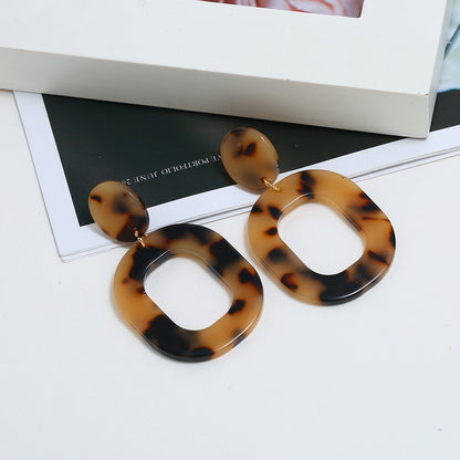 Los pendientes cuadrados de acetato son minimalistas. 