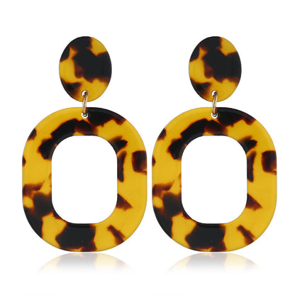 Los pendientes cuadrados de acetato son minimalistas. 