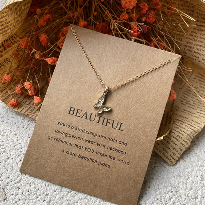 Collar de aleación con forma de mariposa y tarjeta de papel con letras antiguas 