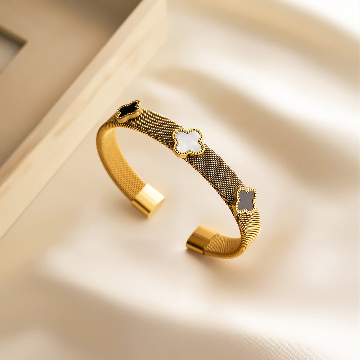 Women's Stainless Steel Mesh Bracelet — Four-Leaf Clover with Shell Inlay, Gold/Black & White, Non-Fading