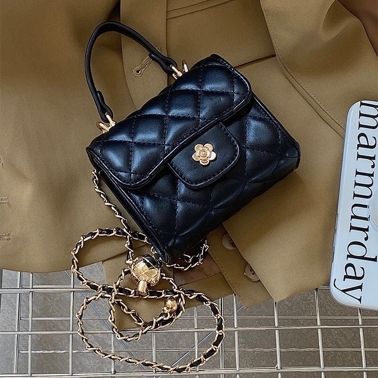 Bolso pequeño con cadena estilo Chanel 