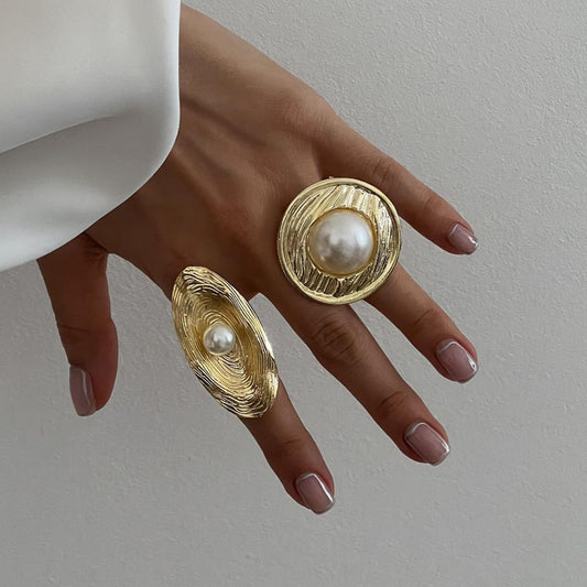 Anillo abierto de acero titanio con perla ovalada 