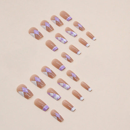Uñas cortas de ballet color lila con forma de diamante 