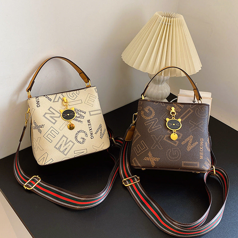 Delicate shoulder bag messenger bag