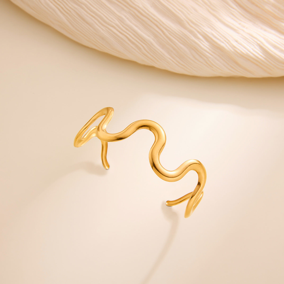 18K Gold Wavy Necklace & Bracelet Set