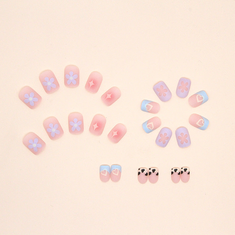 Uñas cortas con forma de corazón y estrella con flores 