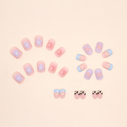 Uñas cortas con forma de corazón y estrella con flores 