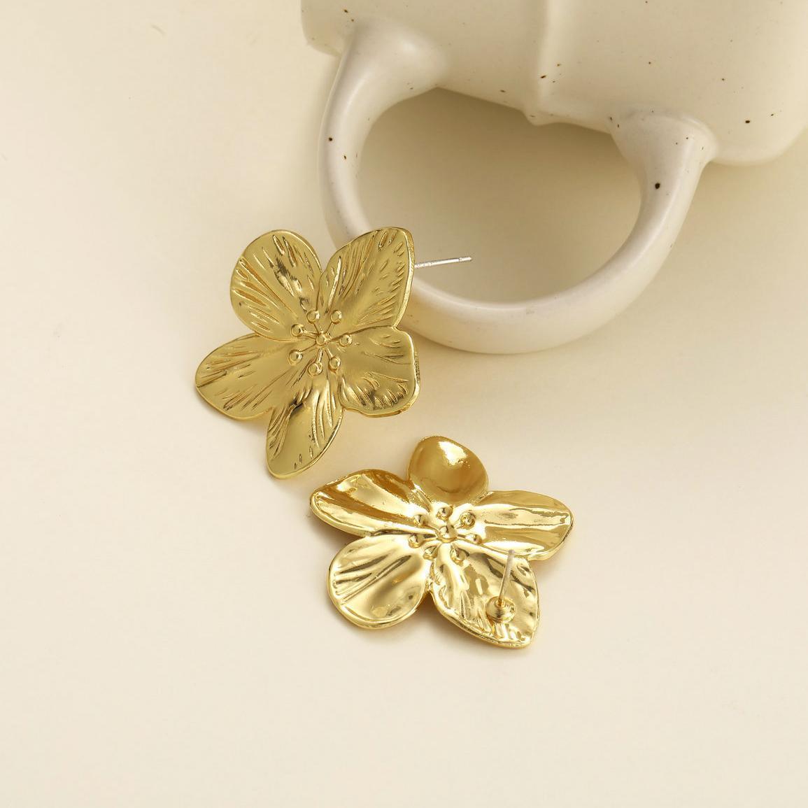 Petal stud earrings