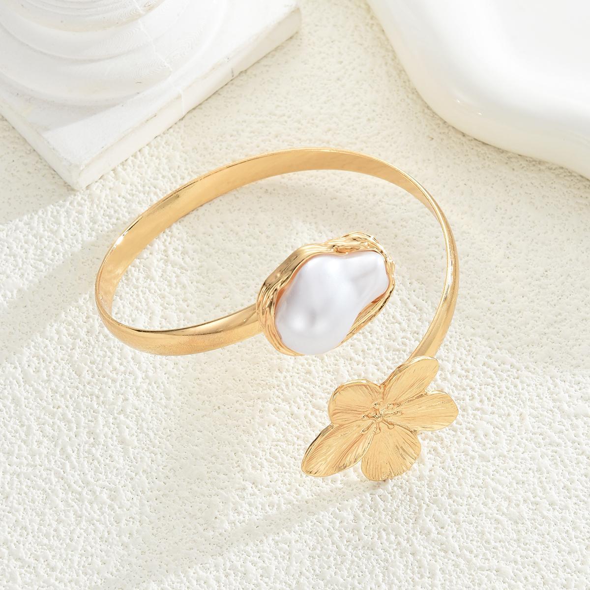 Retro Flower & Pearl Bracelet
