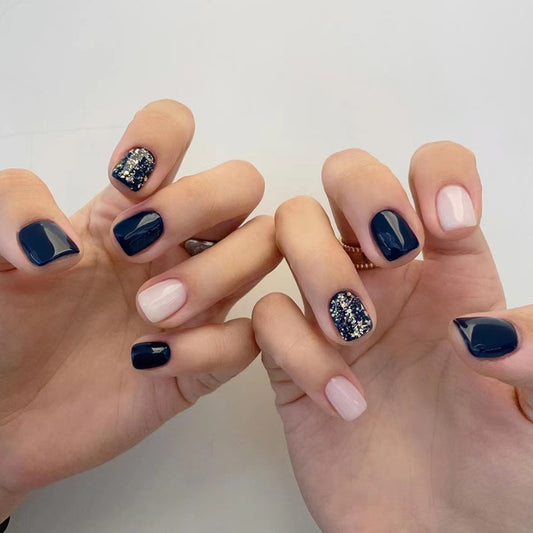 Uñas postizas cortas con purpurina y estrellas en color azul oscuro 