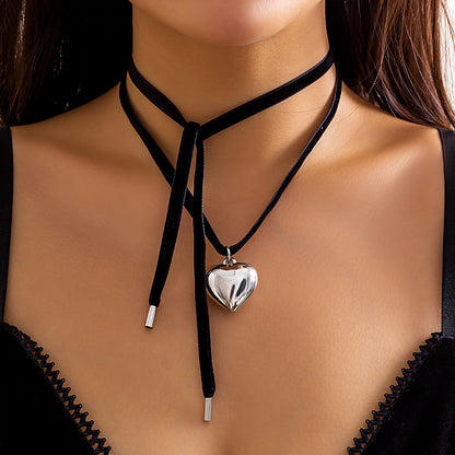 Collar de franela con cordones y colgante de corazón 