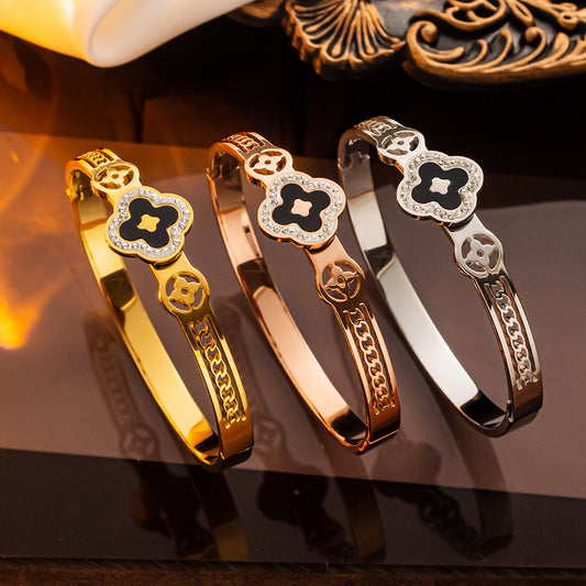 Pulsera hueca con letras de trébol de la suerte de acero de titanio