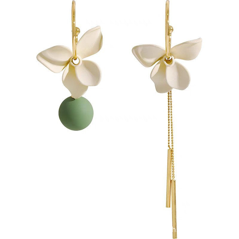Pendientes de verano con flores blancas Pendientes asimétricos 