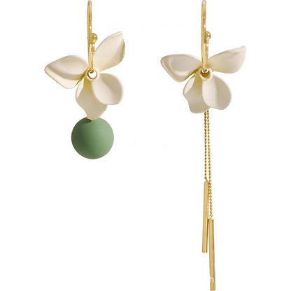 Pendientes de verano con flores blancas Pendientes asimétricos 