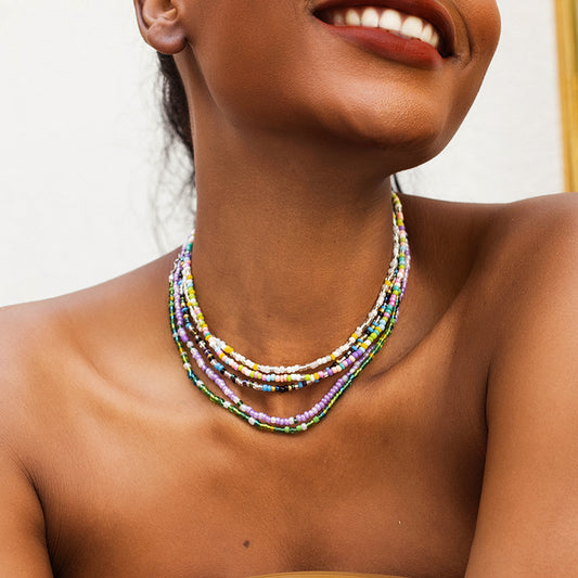 Collar de cuentas de arroz con forma de viento festivo y cadena corta en la clavícula 