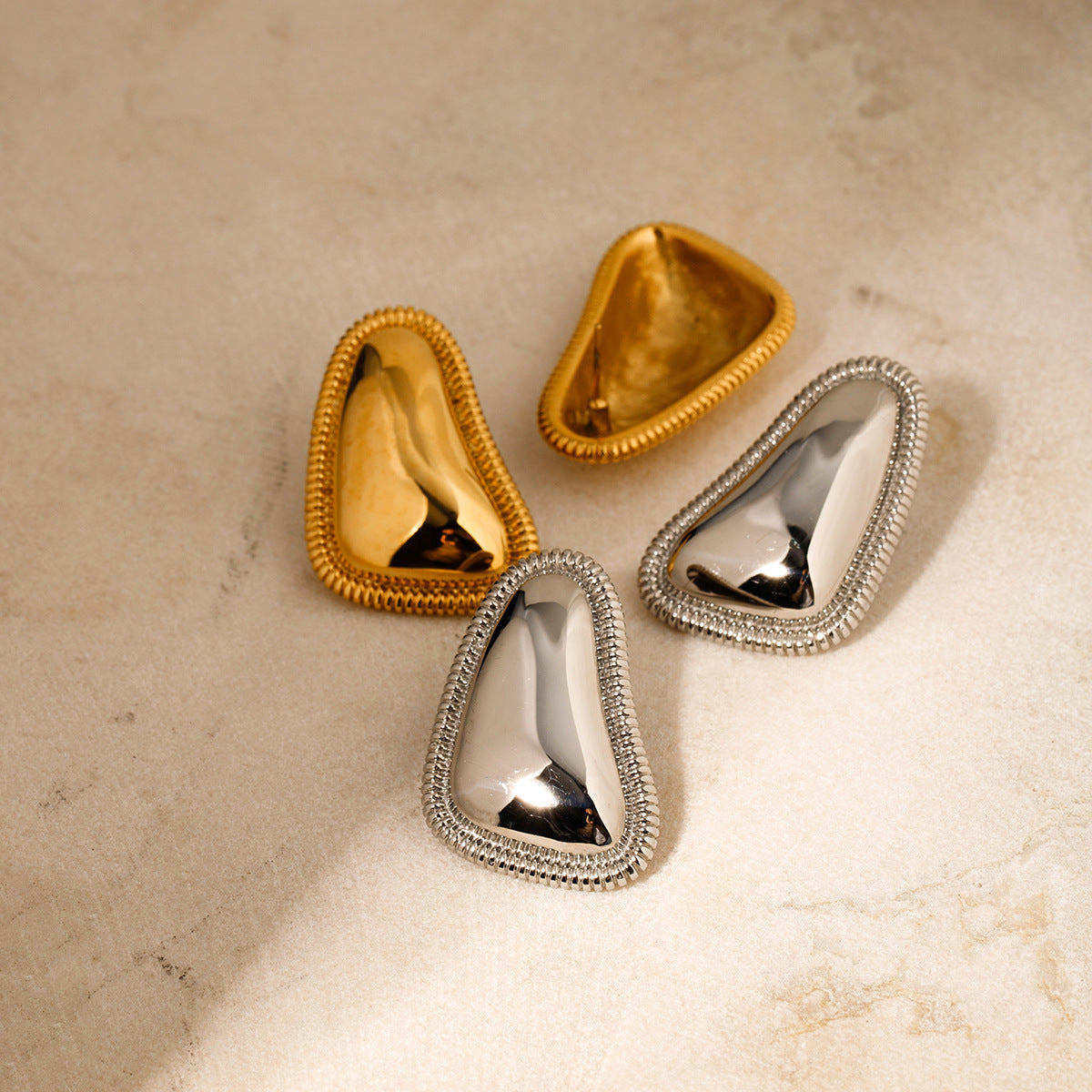 Pendientes de aro con motivo de pan triangular 