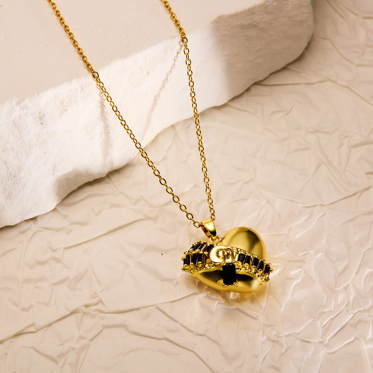 Women's Gold-Plated Peach Heart Zircon Collarbone Necklace