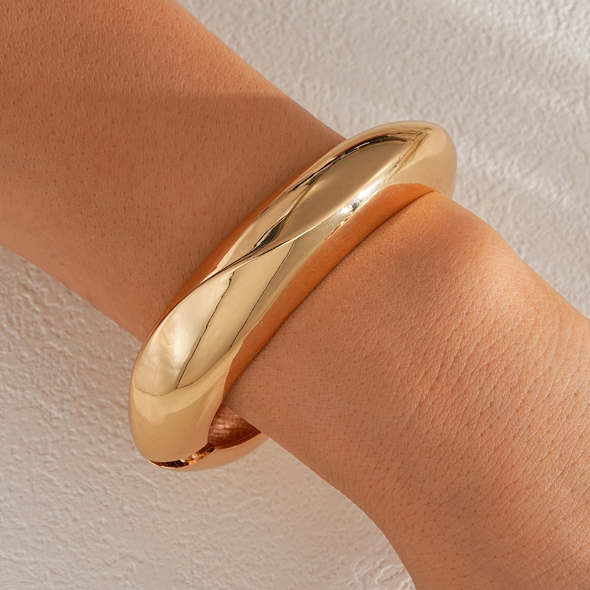 Streamline Metal Hug Spring Bracelet