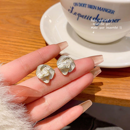 Drip glaze camellia stud earrings are simple