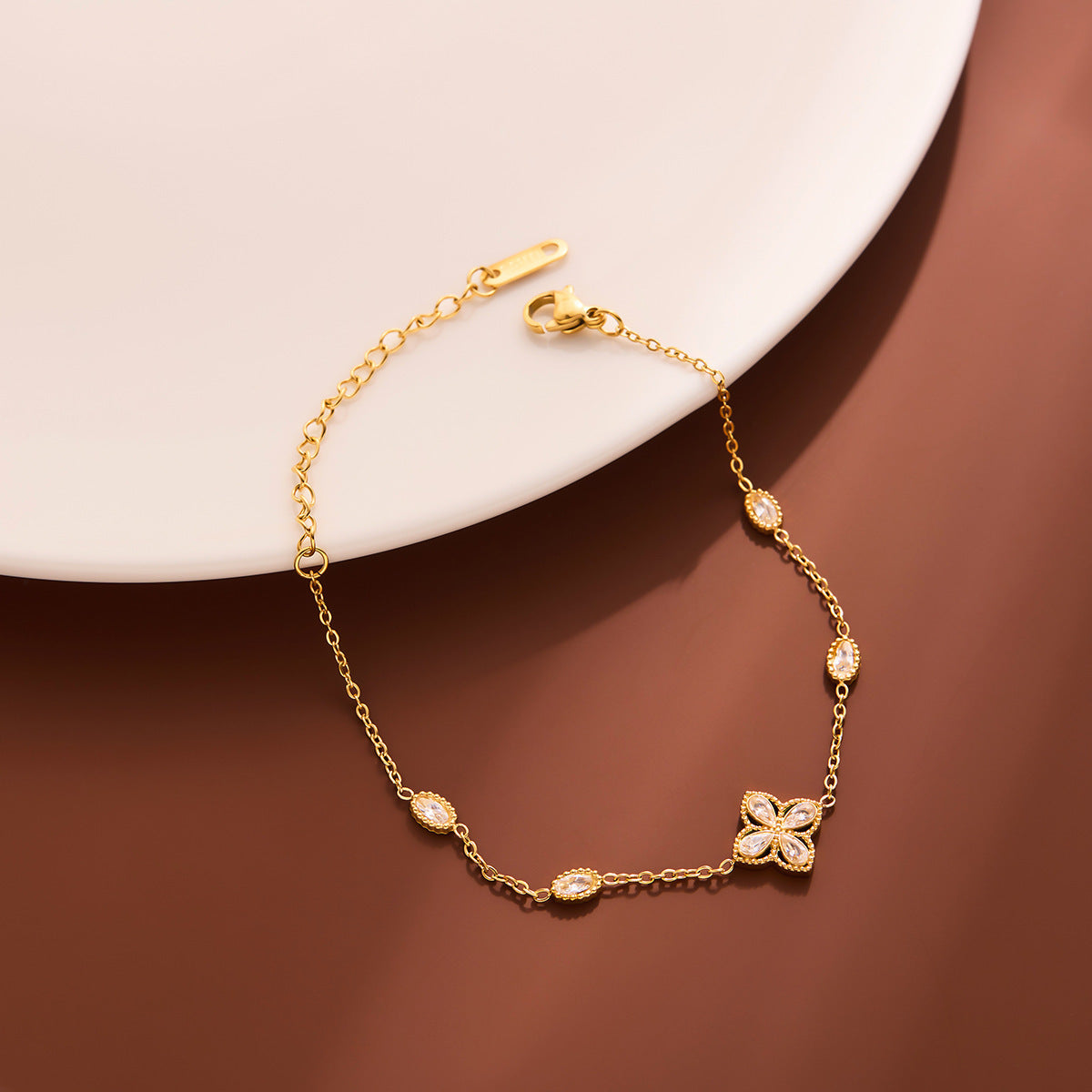 White Diamond Four-Leaf Clover Bracelet — Women's Light Luxury