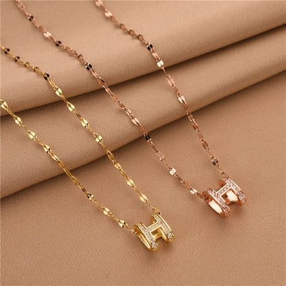Colar elegante com letra H em aço titânio para mulheres 