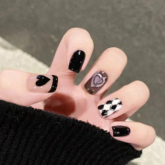 Uñas con forma de corazón de diamante oscuro 