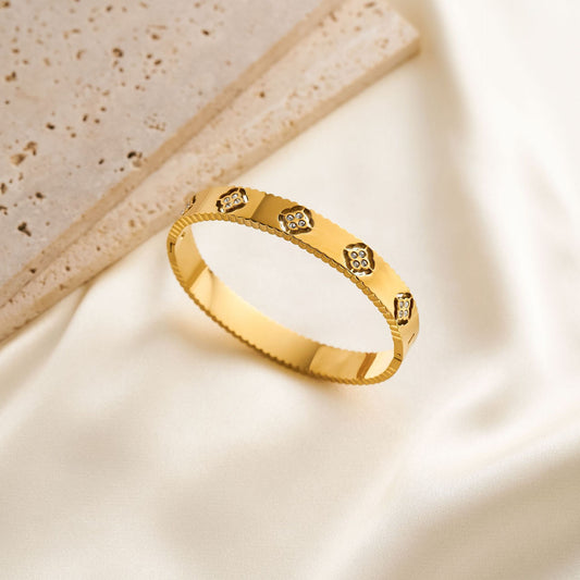 Women's 18K Gold Four-Leaf Clover Bracelet with Diamond Clasp