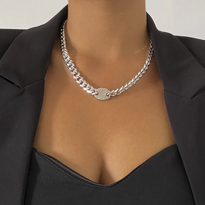 Collar sencillo de diamantes con forma de botón de metal