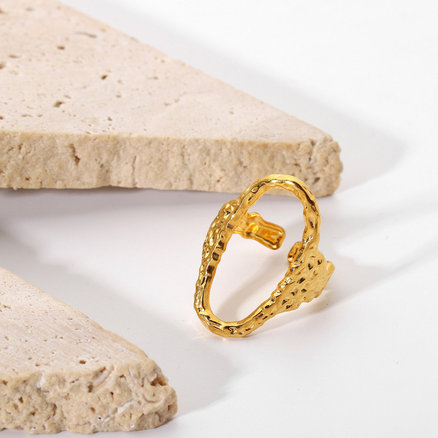 Anillo abierto martillado de forma ovalada hueca 