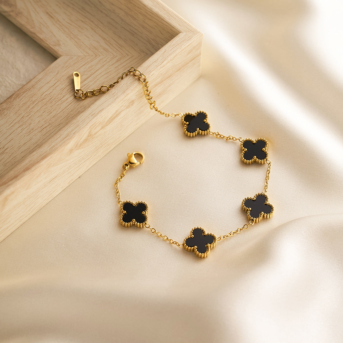 Women's Lucky Clover Necklace & Bracelet Set — Colorfast Collarbone Chains