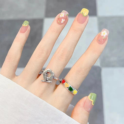 Uñas con diseño floral en tonos amarillo y verde para primavera y verano 