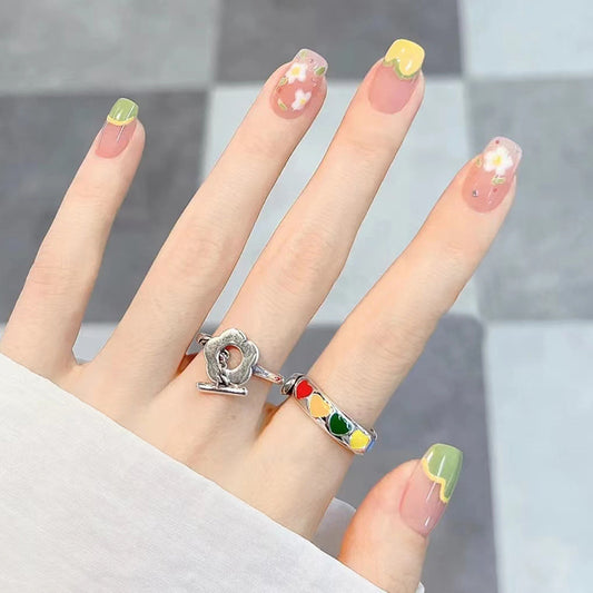 Uñas con diseño floral en tonos amarillo y verde para primavera y verano 
