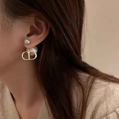 Pendientes de perlas, dos pendientes de perlas antes y después. 