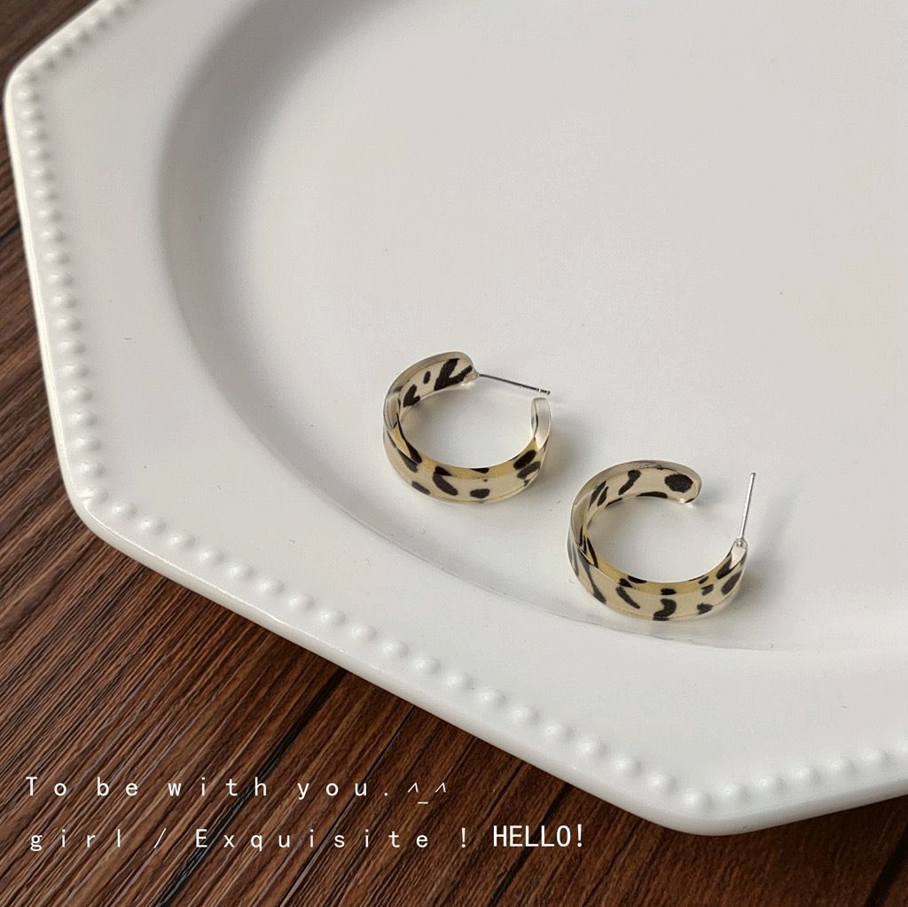 Pendientes sencillos de cuadros con diseño geométrico de leopardo