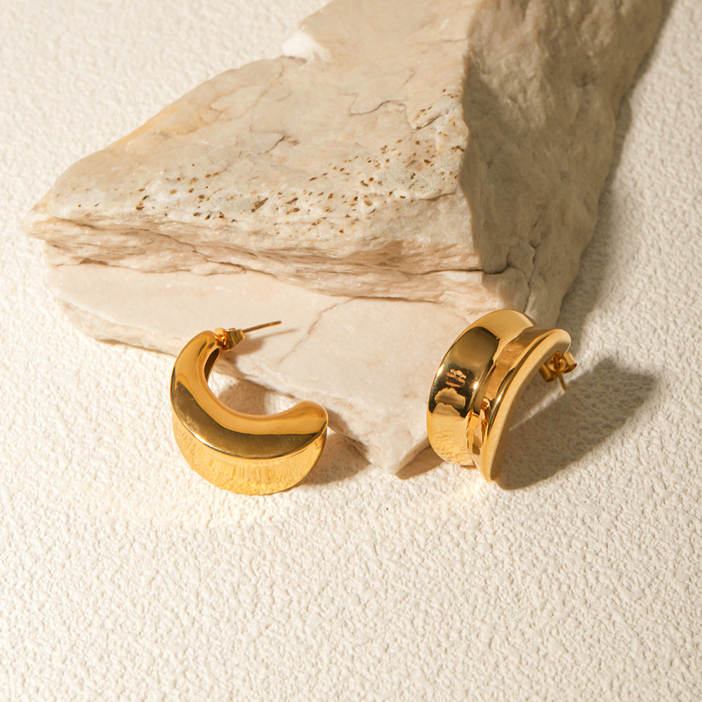 Concave and convex C-shaped earrings