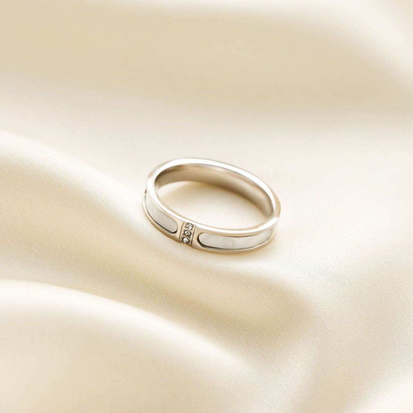 18K Gold White Shell Diamond Ring