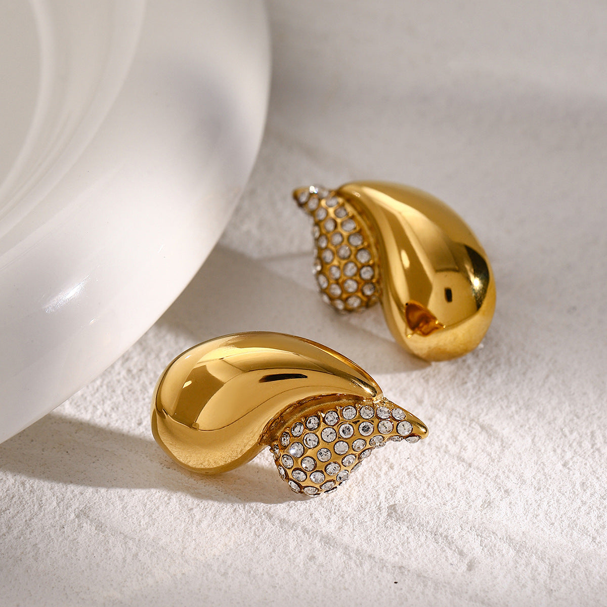 Double teardrop-shaped rhinestone earrings