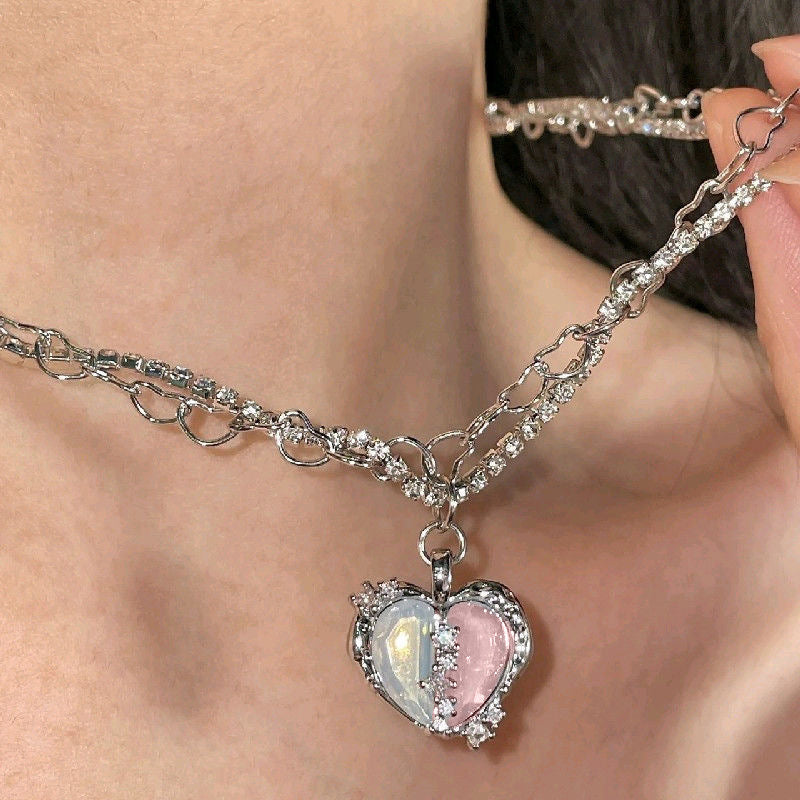 Collar de circonitas microincrustadas con corazón dividido 