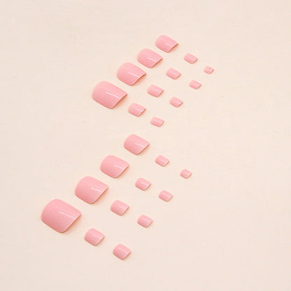 Uñas de los pies frescas y rosadas 