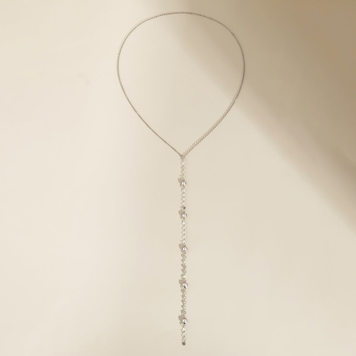 Collar largo con diamantes de imitación 