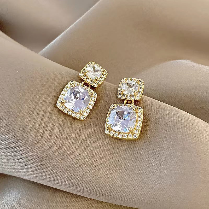 Exquisite and fashionable flash diamond square earrings.