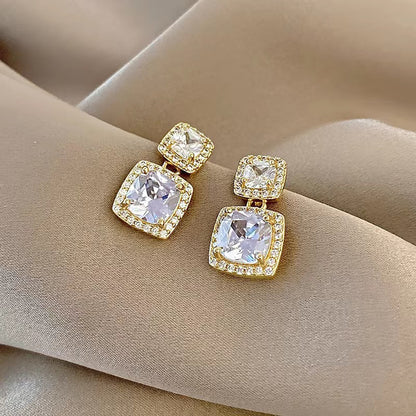 Exquisite and fashionable flash diamond square earrings.