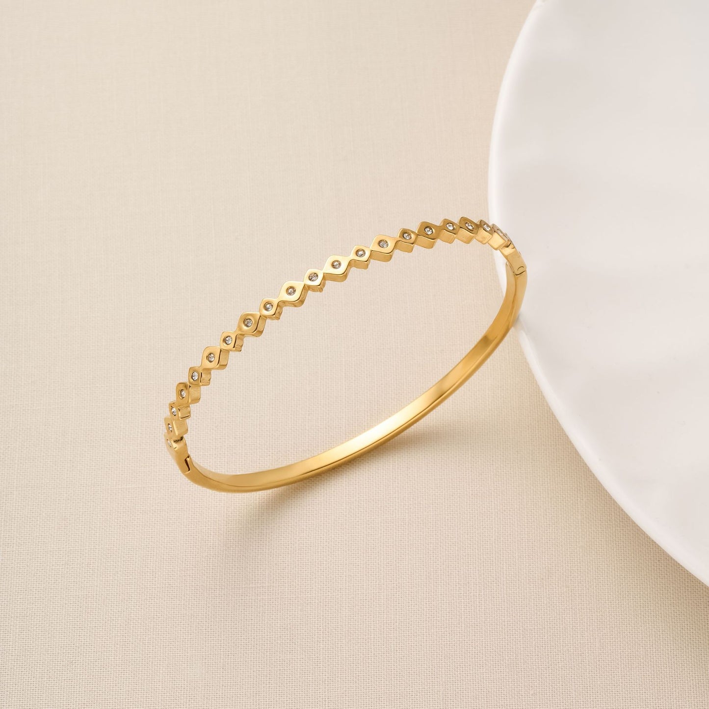 Rhombus Buckle Row Diamond Bracelet