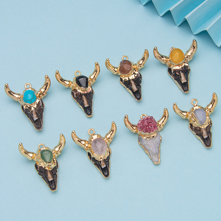 Pingente de aventurina verde incrustado com cabeça de touro em resina de cristal 