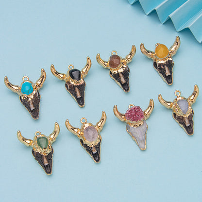 Pingente de aventurina verde incrustado com cabeça de touro em resina de cristal 