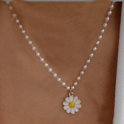 White Daisy Necklace