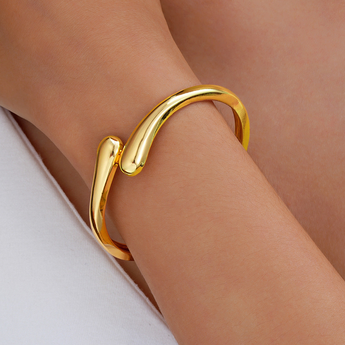 Streamline Metal Hug Spring Bracelet