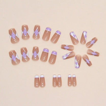 Uñas cortas de ballet color lila con forma de diamante 